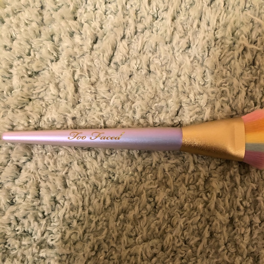 Too Faced Magic Rainbow Strobing brush